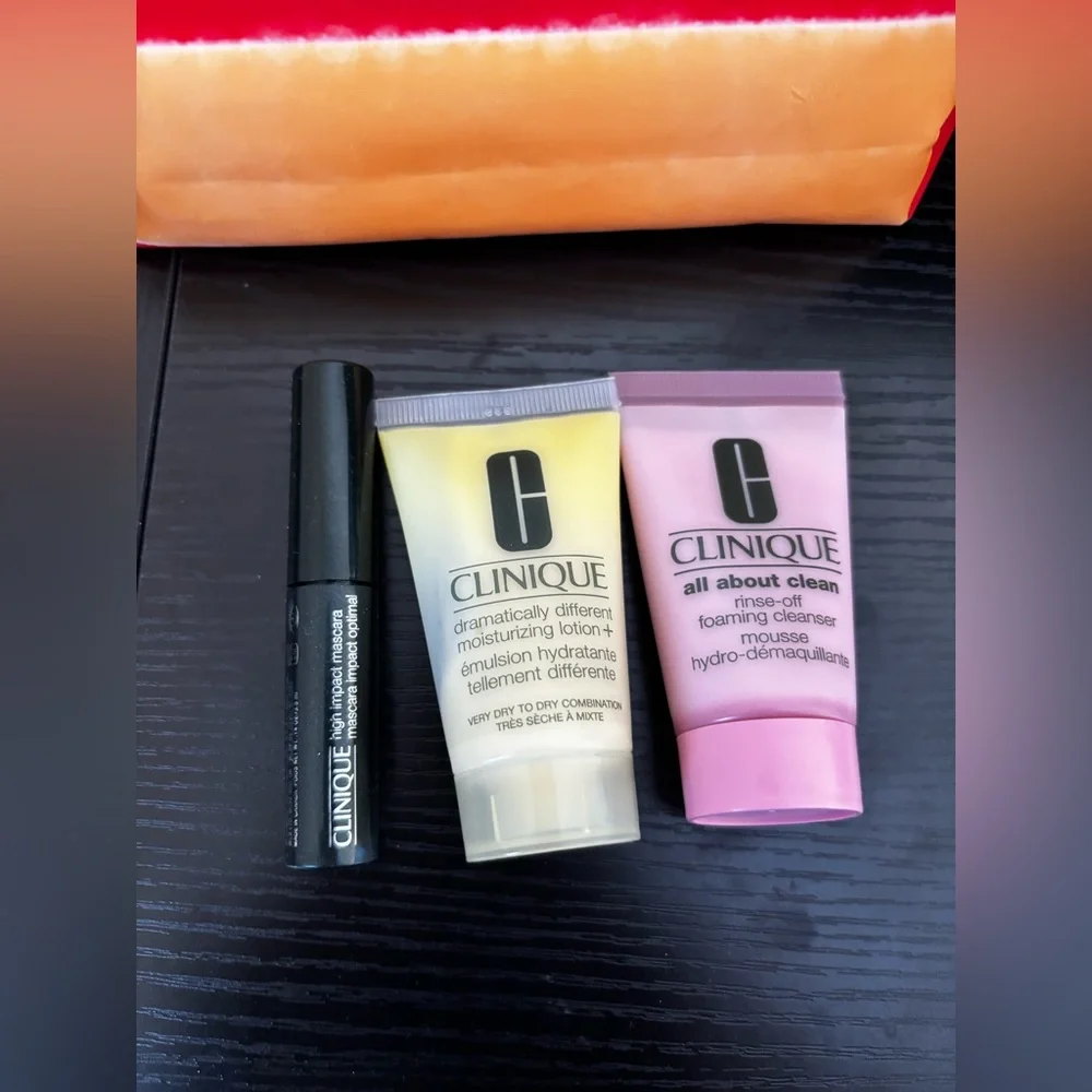 Clinique 4 pieces set (mascara, skincare, beauty bag) NEW